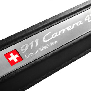 Beleuchtete Einstiegsblenden aus gebürstetem Edelstahl mit „911 Carrera 4S Exclusive Swiss Edition“-Schriftzug