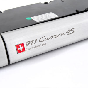 Zierblende der Schalttafel aus gebürstetem Aluminium mit geätztem Schriftzug „911 Carrera 4S – Exclusive Swiss Edition"