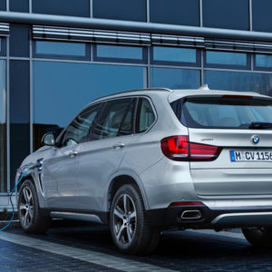 Tankstelle - BMW X5 xDrive40e - das erste Plug-in-Hybrid-Serienautomobil